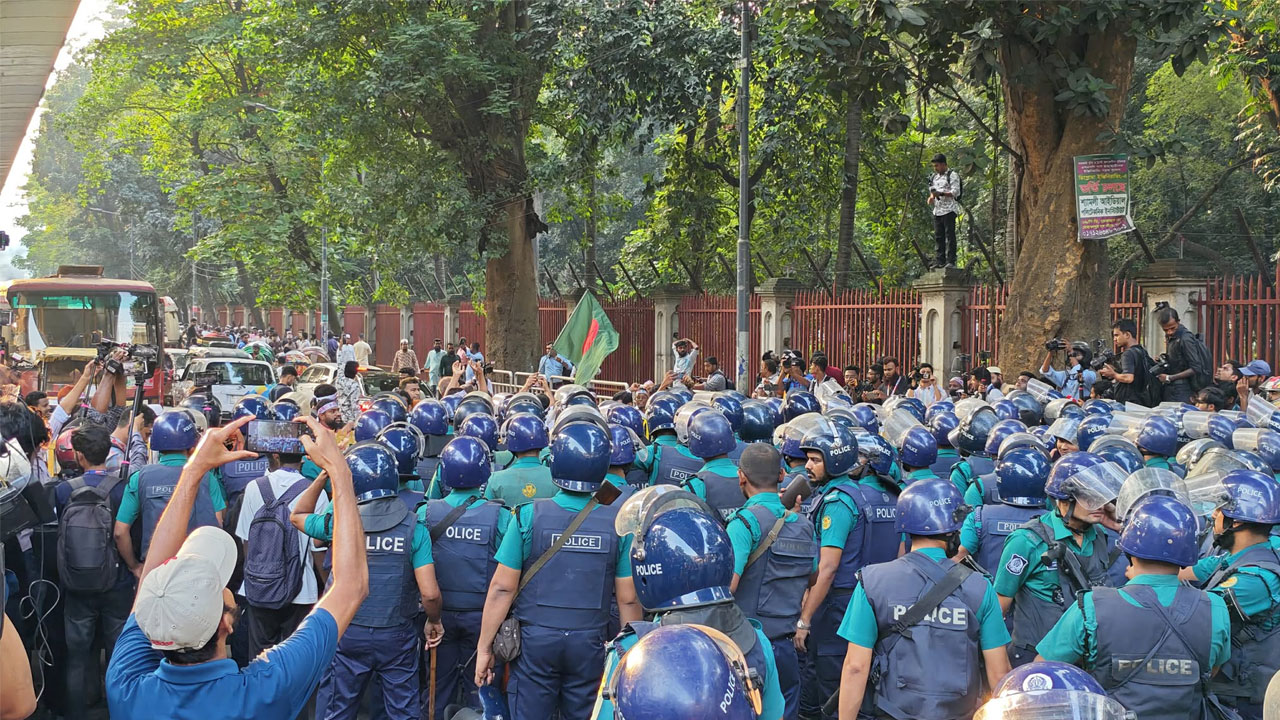 ‘মার্চ টু সচিবালয়’ ঠেকাতে শিক্ষা ভবন মোড়ে সতর্ক অবস্থানে পুলিশ